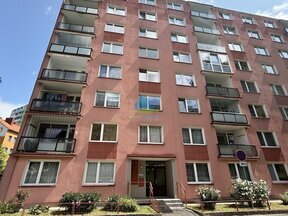 Pronájem garsonky (20m²) v panelovém domě s výtahem v Palackého ulici v Chebu