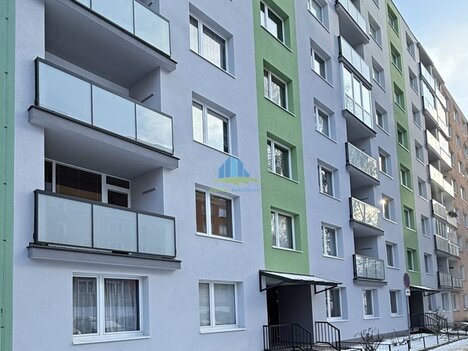 Pronájem garsonky (20m²) v panelovém domě s výtahem v Palackého ulici v Chebu