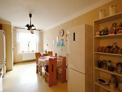 Prostorný a slunný  byt(cca 110m²)  s vybavením ve Františkových Lázních na prodej